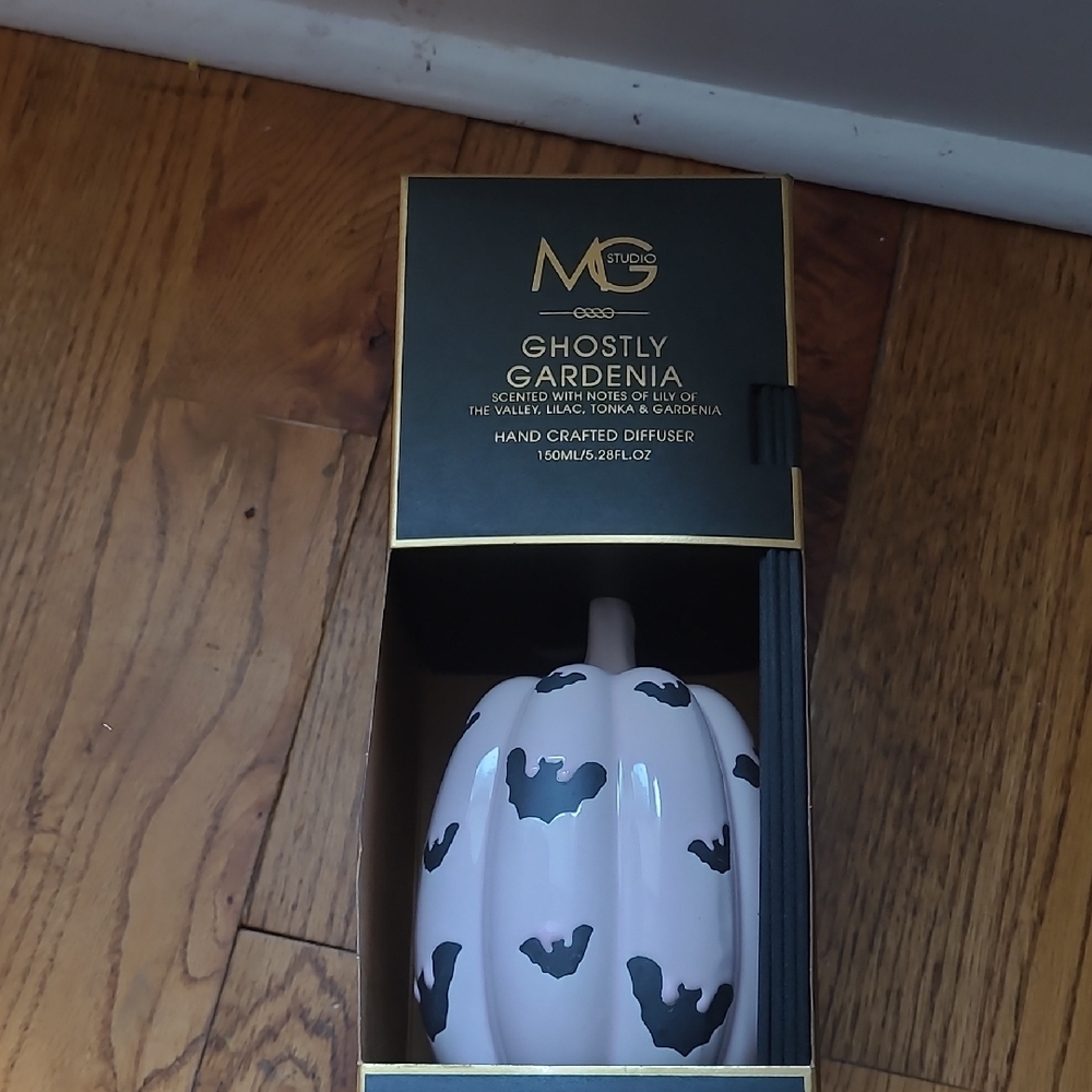 M.STUDIO Ghostly Gardenia Pink Ceramic Pumpkin Diffuser